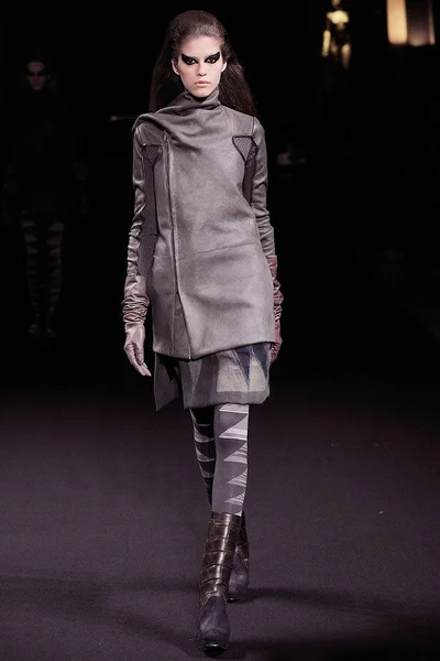 Look 16